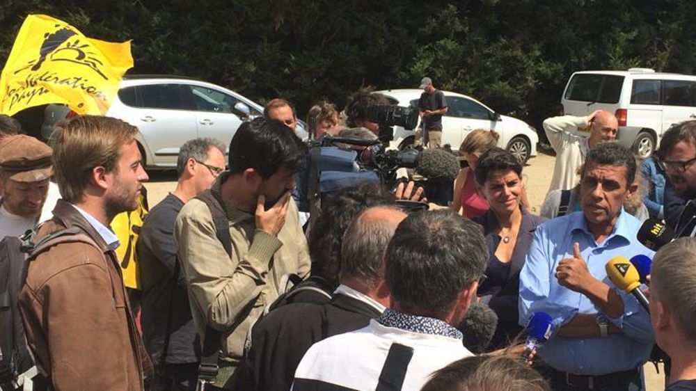 La Confédération paysanne s'est invitée lors de la conférence de presse organisée ce mercredi 10 août 2016 par la FNSEA sur une exploitation laitière du Morbihan. © M. Bressand/ GFA 