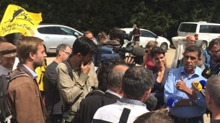 La Confédération paysanne s'est invitée lors de la conférence de presse organisée ce mercredi 10 août 2016 par la FNSEA sur une exploitation laitière du Morbihan. © M. Bressand/ GFA La Confédération paysanne s'est invitée lors de la conférence de presse organisée ce mercredi 10 août 2016 par la FNSEA sur une exploitation laitière du Morbihan. © M. Bressand/ GFA
