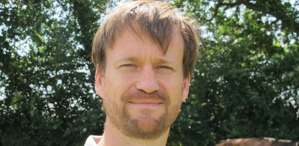 Olivier Leray reprend les mesures de pousse d’herbe dans les prairies mais en respectant un dispositif rigoureux. 