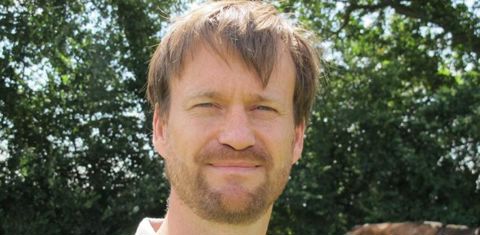 Olivier Leray reprend les mesures de pousse d’herbe dans les prairies mais en respectant un dispositif rigoureux. 