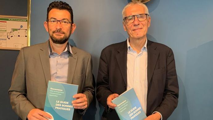 Stéphane Neck (à g.), directeur du HCCA, et Daniel Chéron, son président, présentent le guide des bonnes pratiques de gouvernance des coopératives agricoles, diffusé à 4 500 exemplaires auprès des présidents et directeurs de coop. © H. LAURANDEL
