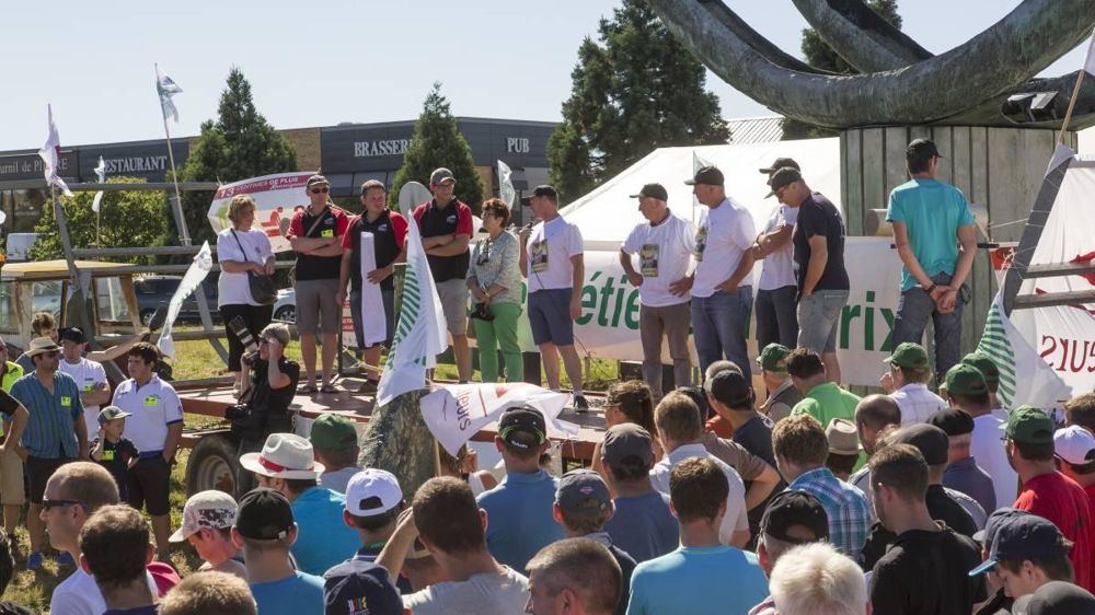 Représentants syndicaux de la FNSEA et de JA le 23 août devant l'usine Lactalis à Laval. © Christian Watier Représentants syndicaux de la FNSEA et de JA le 23 août devant l'usine Lactalis à Laval. © Christian Watier