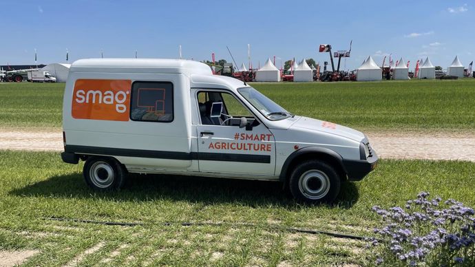 Pour ses 20 ans, Smag s’offre un tour de France en 20 étapes à la rencontre de ses utilisateurs à bord d’un C15, véhicule des agriculteurs. © L. PETIT