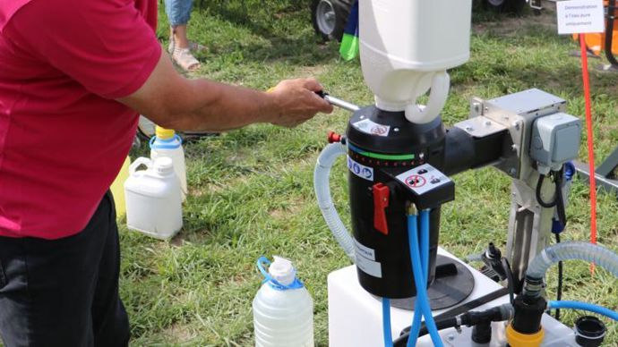 Adapté aux formulations liquides, le dispositif easyconnect permet de pomper rapidement le produit du bidon et de l’envoyer dans le pulvérisateur sans aucun contact pour l’opérateur. © B. CAILLIEZ