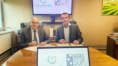 À gauche, François Roche-Bruyn, directeur d’AgroSup Dijon, signe la convention de partenariat avec Christophe Richardot, DG d’Alliance BFC et également de Dijon céréales.
