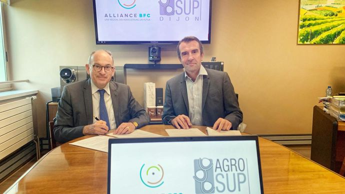 À gauche, François Roche-Bruyn, directeur d’AgroSup Dijon, signe la convention de partenariat avec Christophe Richardot, DG d’Alliance BFC et également de Dijon céréales.
