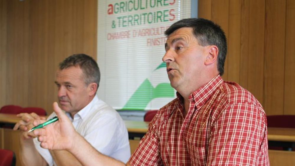 André Sergent (à gauche), président de la chambre d'agriculture, et Pascal Prigent, membre du bureau (à droite), ont présenté le dispositif que la chambre d'agriculture voudrait expérimenter pour anticiper les crises. © Chambre d'agriculture du Finistère 
