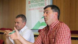 André Sergent (à gauche), président de la chambre d'agriculture, et Pascal Prigent, membre du bureau (à droite), ont présenté le dispositif que la chambre d'agriculture voudrait expérimenter pour anticiper les crises. © Chambre d'agriculture du Finistère André Sergent (à gauche), président de la chambre d'agriculture, et Pascal Prigent, membre du bureau (à droite), ont présenté le dispositif que la chambre d'agriculture voudrait expérimenter pour anticiper les crises. © Chambre d'agriculture du Finistère