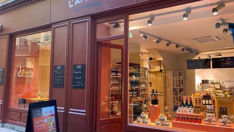 Apprécié de toutes les générations, car il propose à la fois épicerie, volailles rôties à emporter ou livrées à domicile, et restauration sur place, L’Amour du terroir est un nouveau concept de circuit court qui fait mouche en centre-ville. © MAÏSADOUR