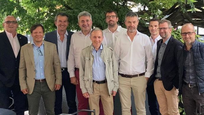 Les responsables des deux entreprises ont signé le partenariat le jeudi 8 juillet autour de Luc Saint-Bonnet, DG de Cérience (2e à g.), et Thierry Frayssinet, président de Frayssinet (3e à g.).