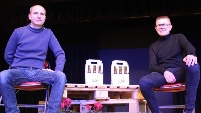 Alexandre Pohu, dirigeant du négoce (à g.), et Thierry Ménard, responsable de l’activité agricole, assurent avec leur marque Mémé Germaine : « Cela montre que l’ACS fonctionne, et qu’on peut en faire un produit. » © M. COISNE