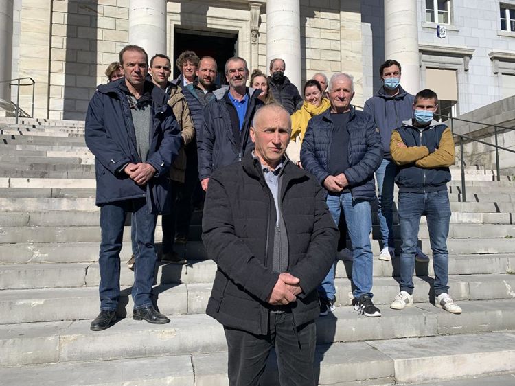 Les producteurs FMBSO avaient assigné Savencia au tribunal de Pau (Pyrénées-Atlantiques). Le privé ayant obtenu gain de cause sur la non-compétence territoriale de ce tribunal à juger cette affaire, elle avait été transférée au tribunal de Coutances (Manche), où elle n’a finalement pas été replaidée, les deux parties ayant trouvé un accord.