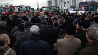 Le 7 novembre 2016, la manifestation a mobilisé plus de 300 éleveurs, soit un tiers des adhérents de La Prospérité Fermière, selon l'ADPL. © B. Cailliez Le 7 novembre 2016, la manifestation a mobilisé plus de 300 éleveurs, soit un tiers des adhérents de La Prospérité Fermière, selon l'ADPL. © B. Cailliez