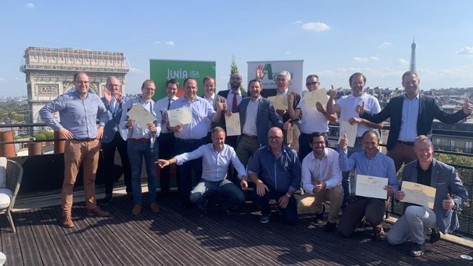 Entourés des responsables de la formation chez Agritel et Junia et de leurs responsables, les 8 TC ont reçu leur diplôme le 3 septembre, à Paris. De gauche à droite : Pierre Douchet, Nicolas Voisin, Mathieu Breton, Sylvain Fammery, Jean-Marie Valentin, Simon Bonneval, Jérôme Baudoin et Gaëtan Synaeve. © R. FOURREAUX