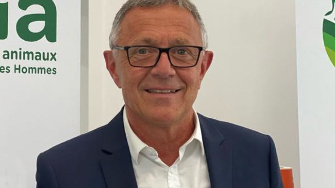 Pascal Pringault, lors de la conférence de presse du Snia, le 2 septembre 2021. Pour le vice-président du syndicat, le bon niveau de réponse aux demandes d’une alimentation locale des animaux d’élevage est le collectif pour déterminer les contours du « local ». © Y. BOLOH
