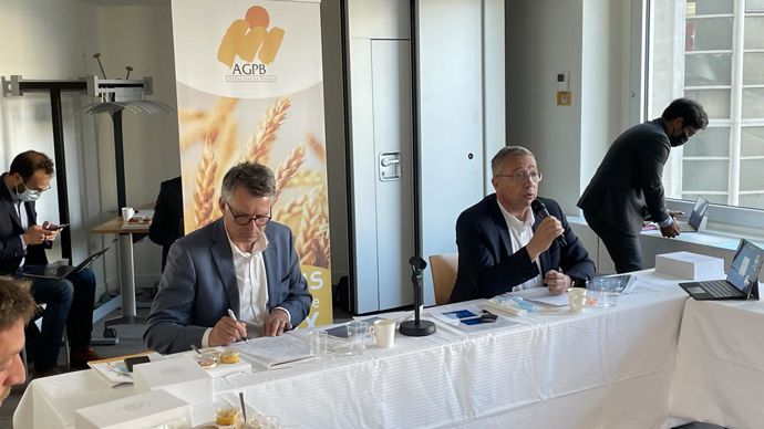 « Après huit années de disette, avec un revenu annuel moyen de 6 000 € par exploitation, soit 1 Smic, nous devrons, je l’espère, atteindre 2 Smic », a expliqué Éric Thirouin, président de l’AGPB (à dr.), au côté de Philippe Heusèle, secrétaire général, lors du point moisson, le 7 septembre à Paris. © L. PETIT