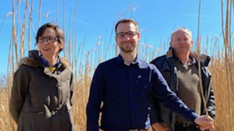 Magali Dumas, dirigeante d’Agricentre Dumas, Clément Emery, ingénieur agro-environnement chez Agricentre Dumas, et Christian Pouget, agriculteur à Lubersac (Corrèze).