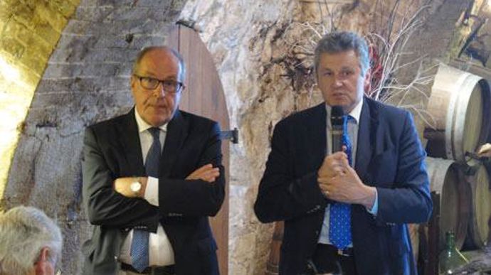Philippe Mangin, président d'InVivo et Thierry Blandinières, directeur général d'InVivo, ici au musée du Vin, déclarent vouloir « accélérer l'émergence d'un acteur français de dimension international dans la filière du vin ». © R. FOURREAUX Philippe Mangin, président d'InVivo et Thierry Blandinières, directeur général d'InVivo, ici au musée du Vin, déclarent vouloir « accélérer l'émergence d'un acteur français de dimension international dans la filière du vin ». © R. FOURREAUX