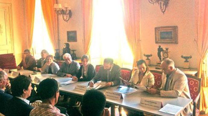 La convention a un rôle de sensibilisation et d'information en rappelant les conditions de financement de l'agence de l'eau pour des actions menées par des négoces dans le cadre notamment de contrats territoriaux (ici, signature de celui du bassin versant du Né le 17 juin, à Angoulême). La convention a un rôle de sensibilisation et d'information en rappelant les conditions de financement de l'agence de l'eau pour des actions menées par des négoces dans le cadre notamment de contrats territoriaux