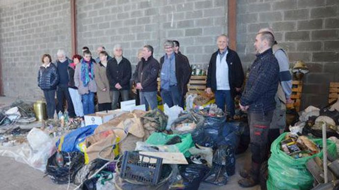 Au total, entre 800 et 1 000 kg de déchets ont été récoltés sur 100 kilomètres, soit le même tonnage huit ans après la première opération, constatent les responsables de la coopérative de Boisseaux, accompagnés ici par des bénévoles. © A. RICHARD Au total, entre 800 et 1 000 kg de déchets ont été récoltés sur 100 kilomètres, soit le même tonnage huit ans après la première opération, constatent les responsables de la coopérative de Boisseaux, accompagnés ici par des bénévoles. © A. RICHARD