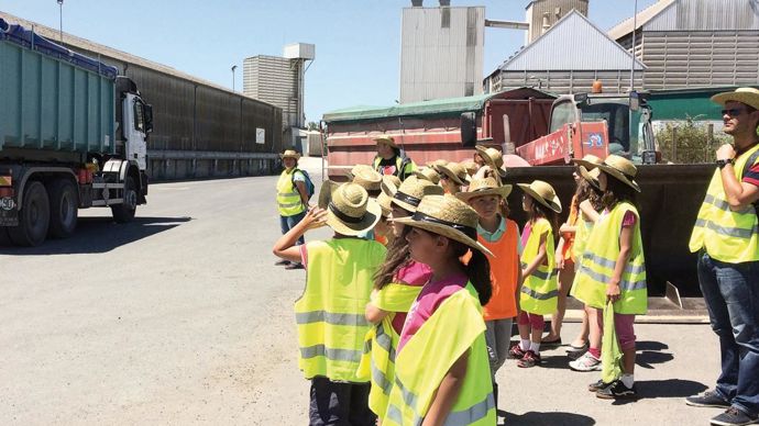 130 opérations. Du 6 au 14 juin, s'est tenue la première semaine de la coopération agricole. Près de 130 opérations ont été orchestrées par les coops, dont 70 % ouvertes au grand public comme ci-contre, chez Terre Atlantique en Charente-Maritime. Visites de sites, découverte des métiers, anniversaires, animations pédagogiques en magasin, dégustations, randonnées, rencontres sportives, conférences... ont jalonné cette semaine.