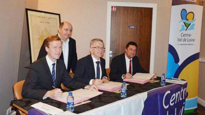 La signature de ce Cap filières s'est déroulée en présence de Harold Huwart (à gauche) et François Bonneau, vice-président et président de la région Centre-Val de Loire, et Jean-Pierre Leveillard, président de la chambre régionale d'agriculture. © A. RICHARD La signature de ce Cap filières s'est déroulée en présence de Harold Huwart (à gauche) et François Bonneau, vice-président et président de la région Centre-Val de Loire, et Jean-Pierre Leveillard, président de la chambre régionale d'agricult