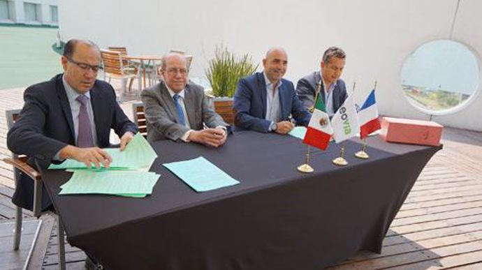 De gauche à droite, Guillermo Carsolio Mata, directeur général d'Apligén, Guillermo Carsolio Pacheco­, actionnaire majoritaire d'Apligén, Hubert de Roquefeuil, président de Neovia, Jorge Martinez, CEO Neovia Mexique. De gauche à droite, Guillermo Carsolio Mata, directeur général d'Apligén, Guillermo Carsolio Pacheco­, actionnaire majoritaire d'Apligén, Hubert de Roquefeuil, président de Neovia, Jorge Martinez, CEO Neovia Mexique.