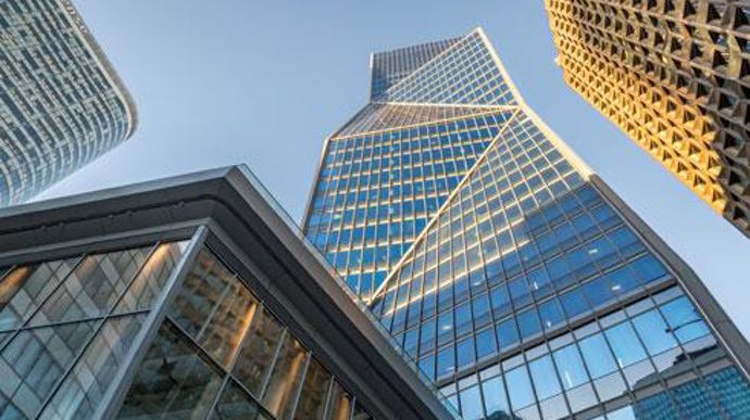 La tour Carpe Diem dans le quartier de La Défence à Paris comprend 1 000 m2 d'espaces verts entre la serre du hall d'entrée et un jardin au 35e étage. La tour Carpe Diem dans le quartier de La Défence à Paris comprend 1 000 m2 d'espaces verts entre la serre du hall d'entrée et un jardin au 35e étage.
