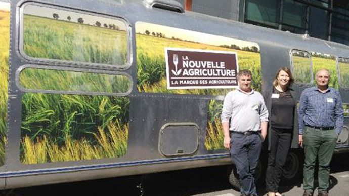 Gaëlle Delevallé, responsable marketing La Nouvelle Agriculture en volaille, entourée de Bruno (à gauche) et de Daniel, tous deux éleveurs, devant le bus parti à la rencontre de la presse parisienne en avant-première du lancement à grande échelle de la marque La Nouvelle Agriculture. Gaëlle Delevallé, responsable marketing La Nouvelle Agriculture en volaille, entourée de Bruno (à gauche) et de Daniel, tous deux éleveurs, devant le bus parti à la rencontre de la presse parisienne en avant-premièr