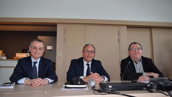 Olivier Miaux, directeur administratif et financier (à gauche), Maxime Vandoni, DG et Hubert Garaud président de Terrena : « Les résultats du groupe ont été impactés par la guerre des prix subie au Moyen-Orient, principal marché de Doux. » © A. MABIRE Olivier Miaux, directeur administratif et financier (à gauche), Maxime Vandoni, DG et Hubert Garaud président de Terrena : « Les résultats du groupe ont été impactés par la guerre des prix subie au Moyen-Orient, principal marché de Doux. » © A. MAB