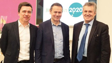 Renouer avec la croissance. L'équipe dirigeante de Gamm vert, avec, de gauche à droite, Frédéric Guyot, DG délégué, Jean-Pierre Dassieu, DG, et Thierry Blandinières, président, espère renouer avec une croissance annuelle de 3 à 4 % avec dix à vingt nouveaux magasins par an et le concept Magasin 2020. Une façon également de contrebalancer la perte d'activité liée au futur arrêt des phytos en jardinerie.H. LAURANDEL Renouer avec la croissance. L'équipe dirigeante de Gamm vert, avec, de gauche à droite, Frédéric Guyot, DG délégué, Jean-Pierre Dassieu, DG, et Thierry Blandinières, président, espère renouer avec une croissance annuelle de 3 à 4 % avec dix à vingt nouveaux magasins par an et le concept Magasin 2020. Une façon également de contrebalancer la perte d'activité liée au futur arrêt des phytos en jardinerie.H. LAURANDEL