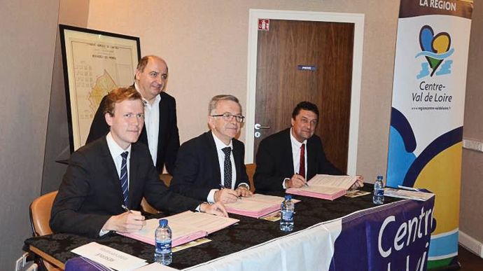 Harold Huwart (à gauche) et François Bonneau, vice-président et président de la région Centre-Val de Loire, et Jean-Pierre Leveillard, président de la chambre régionale d'agriculture, lors de la signature du Cap filière.A. RICHARD