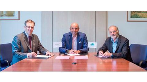 Eric Juillet de Saint Lager, directeur France pour InVivo NSA, Hubert de Roquefeuil, président d'InVivo NSA et Rodolphe Hamelin, directeur général du laboratoire AdGène lors de la signature de l'opération. Eric Juillet de Saint Lager, directeur France pour InVivo NSA, Hubert de Roquefeuil, président d'InVivo NSA et Rodolphe Hamelin, directeur général du laboratoire AdGène lors de la signature de l'opération.