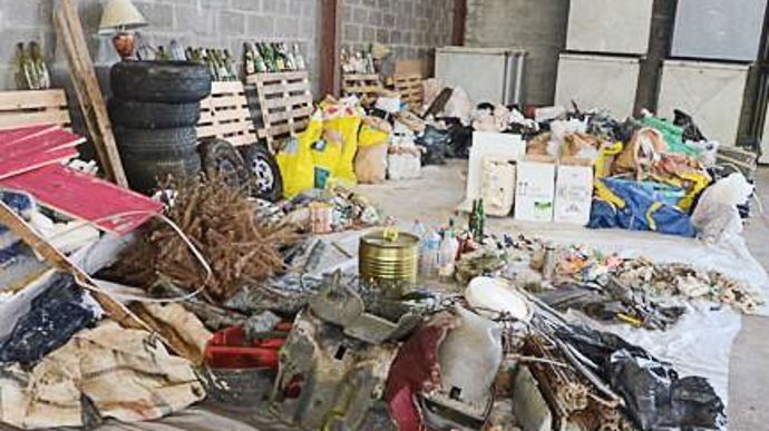 Sous le hangar, trône un drôle de bric-à-brac équivalent au même tonnage qu'en 2009 et 2010.A. RICHARD