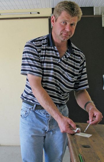 Jean-Louis Adde dépose un échantillon de lait sur le test Pétrifilm à l'aide d'une seringue à usage unique.© N.L. Jean-Louis Adde dépose un échantillon de lait sur le test Pétrifilm à l'aide d'une seringue à usage unique.© N.L.