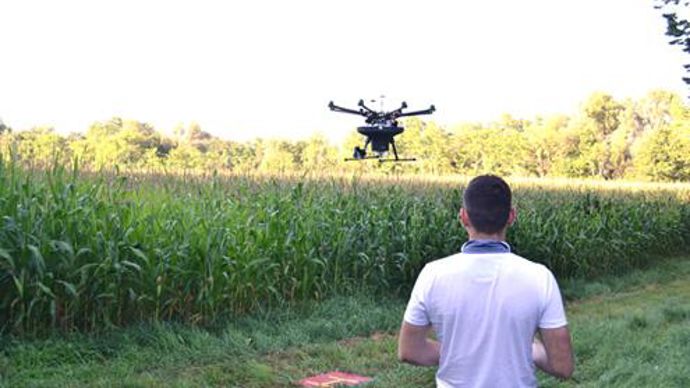 Ce champ de cinq hectares a pu être couvert en un seul vol de treize minutes, qui a permis de distribuer 1 250 capsules, soit 250 par hectare. © F. JACQUEMOUD Ce champ de cinq hectares a pu être couvert en un seul vol de treize minutes, qui a permis de distribuer 1 250 capsules, soit 250 par hectare. © F. JACQUEMOUD