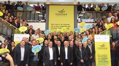 Une partie des salariés de Groupe d'aucy et quelques collaborateurs de Triskalia entourent au centre Dominique Ciccone, DG de Triskalia, et Serge Le Bartz, président de Groupe d'aucy, sous la bannière de leur nouvelle union Eureden, à Theix, siège de d'aucy. 