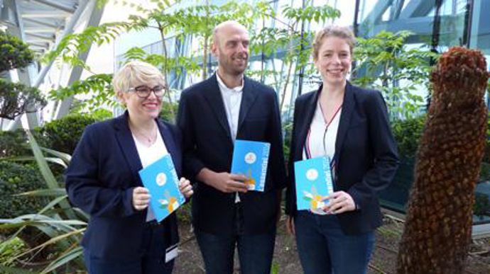 De gauche à droite, l'équipe d'Agrosolutions : Carole Hernandez-Zakine, docteur en droit de l'environnement, Antoine Poupart, directeur général, et Noëllie Hestin, en charge des projets autour de l'autoroute A1 et de l'agriculture urbaine. © M. COISNE De gauche à droite, l'équipe d'Agrosolutions : Carole Hernandez-Zakine, docteur en droit de l'environnement, Antoine Poupart, directeur général, et Noëllie Hestin, en charge des projets autour de l'autoroute A1 et de l'agriculture urbaine. © M. COI