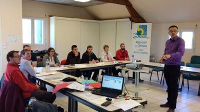 A droite, Sylvain Jessionesse, de Piloter sa ferme, a présenté aux agriculteurs l'outil de la start-up, éprouvé ensuite avec des cas pratiques. A droite, Sylvain Jessionesse, de Piloter sa ferme, a présenté aux agriculteurs l'outil de la start-up, éprouvé ensuite avec des cas pratiques.