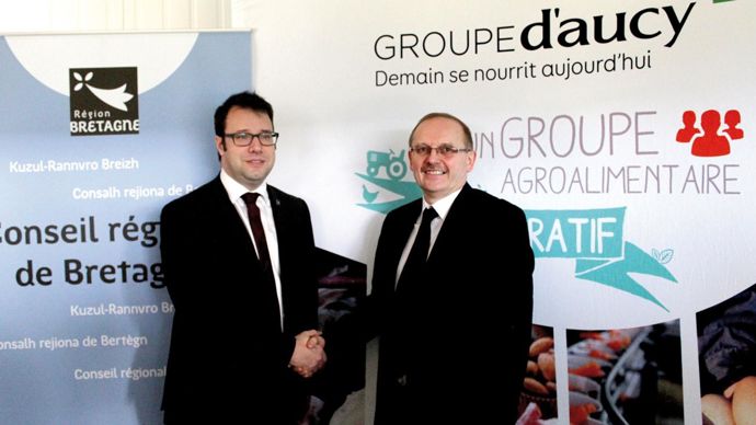Loïg Chesnais-Girard (à g.), président de Région Bretagne, et Serge Le Bartz, président de Groupe d'aucy, ont officialisé cette opération sur le site d'une future casserie d'oeufs soutenue par la Région à hauteur de 2,4 M€, dont 50 % de fonds européens.