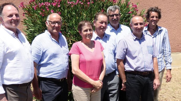 De gauche à droite, Thierry Castel, directeur commercial, Jacques Hilaire, président, et Annie Gasser, directrice, de la CAPL, Christian Pèes, président, et Marc Martin, DGA, d'Euralis. Au second plan, Patrice Florentin, directeur administratif et financier de la CAPL, Christian Mabler, DG de SVS.C. SARRAZIN