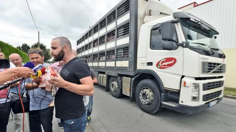 Le 20 août, des éleveurs du marché au Cadran ont investi le site de la Cooperl,  à Lamballe, dénonçant les marques de charcuteries-salaisons s'approvisionnant hors de nos frontières.CLAUDE PRIGENT/LE TÉLÉGRAMME