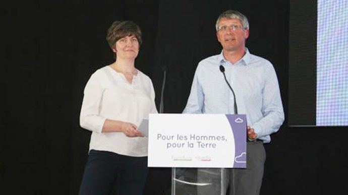 Gilles Desgrousilliers, président de La Prospérité Fermière et d'Ingredia, aux côtés de Sandrine Delory, directrice : « La création de Via Lacta a aussi pour objectif de valoriser le travail des éleveurs qui produisent depuis toujours leur lait à l'herbe. » © B. CAILLIEZ Gilles Desgrousilliers, président de La Prospérité Fermière et d'Ingredia, aux côtés de Sandrine Delory, directrice : « La création de Via Lacta a aussi pour objectif de valoriser le travail des éleveurs qui produisent depuis to