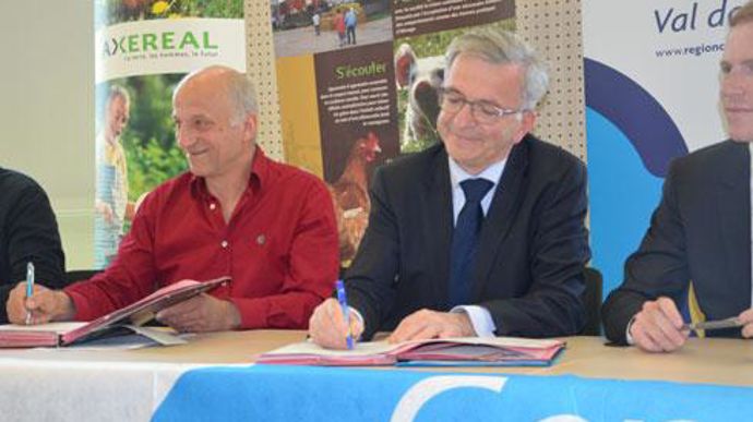 Le président de la région, François Bonneau, et les professionnels de la filière viande blanche ont signé un nouveau « Cap Filière » pour trois ans. © A. RICHARD Le président de la région, François Bonneau, et les professionnels de la filière viande blanche ont signé un nouveau « Cap Filière » pour trois ans. © A. RICHARD
