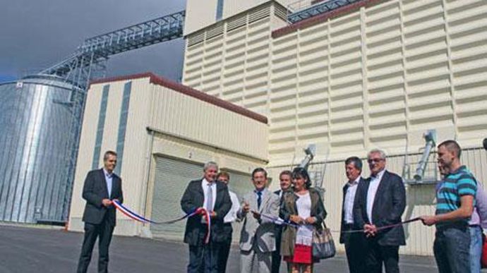 Vivescia a investi 14 millions d'euros dans la construction d'un silo d'expédition de 43 000 tonnes, à Sommesous, pour remplacer l'ancien silo de réception situé au centre du village. Vivescia a investi 14 millions d'euros dans la construction d'un silo d'expédition de 43 000 tonnes, à Sommesous, pour remplacer l'ancien silo de réception situé au centre du village.