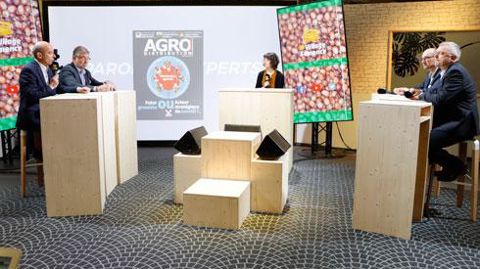 Notre journaliste Marion Coisne a mené les échanges entre Christophe Grison, président de Valfrance, Jean-Marie Séronie, agroéconomiste, Antoine Pissier, président de la FNA, et Jean-Nicolas Simon, consultant (de g. à dr.). © R. FOURREAUX Notre journaliste Marion Coisne a mené les échanges entre Christophe Grison, président de Valfrance, Jean-Marie Séronie, agroéconomiste, Antoine Pissier, président de la FNA, et Jean-Nicolas Simon, consultant (de g. à dr.). © R. FOURREAUX