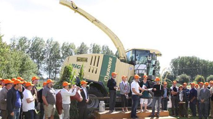 Temps fort de la journée, la remise des prix aux cinq finalistes. Casquettes Biostime orange vissées sur la tête, les adhérents de la coopérative d'Isigny ont joué le jeu du partenariat qui les unit avec l'industriel chinois. © C. MICHEL Temps fort de la journée, la remise des prix aux cinq finalistes. Casquettes Biostime orange vissées sur la tête, les adhérents de la coopérative d'Isigny ont joué le jeu du partenariat qui les unit avec l'industriel chinois. © C. MICHEL