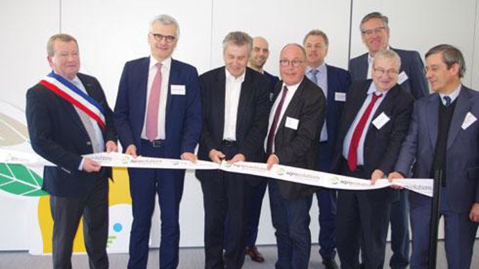 Au premier plan, de gauche à droite, Jean-Pierre Belfie, maire de Bezannes, Jacques Lucbéreilh, sous-préfet de Reims, Thierry Blandinières, DG d'InVivo, Philippe Mangin, président d'InVivo, Bruno Bourg-Broc, président de la communauté d'agglomération de Châlons, Charles de Courson, député. © C. URVOY Au premier plan, de gauche à droite, Jean-Pierre Belfie, maire de Bezannes, Jacques Lucbéreilh, sous-préfet de Reims, Thierry Blandinières, DG d'InVivo, Philippe Mangin, président d'InVivo, Bruno Bo