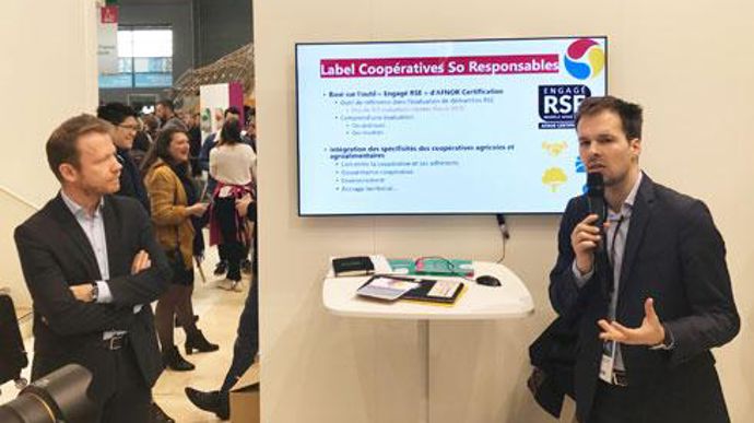 Benjamin Perdreau (à dr.), responsable RSE Coop de France, présente le nouveau label sectoriel RSE de la coopération agricole, lors d'une conférence au Sia avec Franck Lebleugle, directeur Afnor certification. 