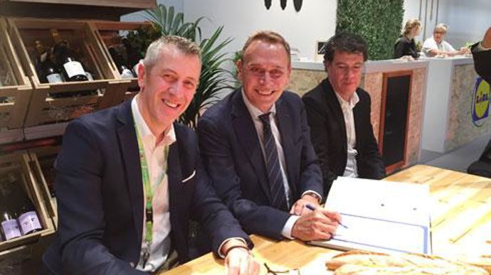 Michel Biero de Lidl (à g.) signe l'accord de partenariat avec Jean-Michel Soufflet pour la filiale Neuhauser dirigée par Marc Auclair (à dr.). Michel Biero de Lidl (à g.) signe l'accord de partenariat avec Jean-Michel Soufflet pour la filiale Neuhauser dirigée par Marc Auclair (à dr.).